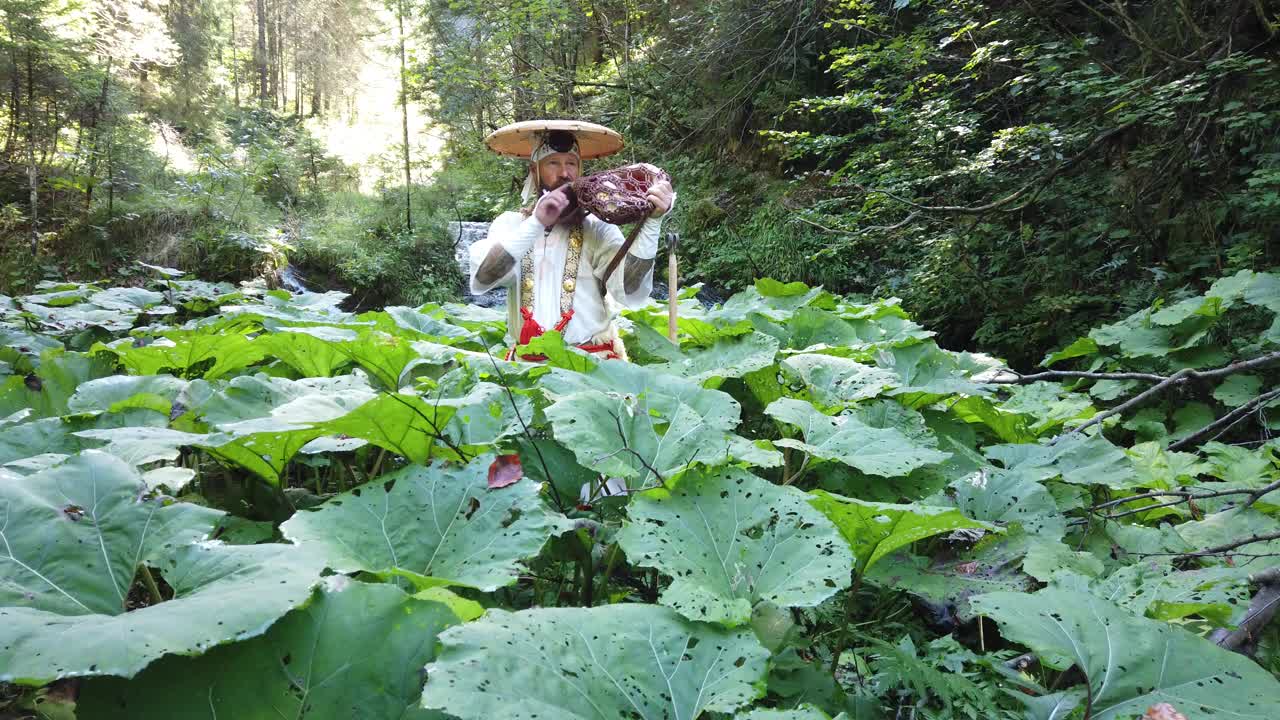 欧洲修根道和尚穿着传统服装在奥地利山区徒步旅行，奥地利，Ötscher视频下载