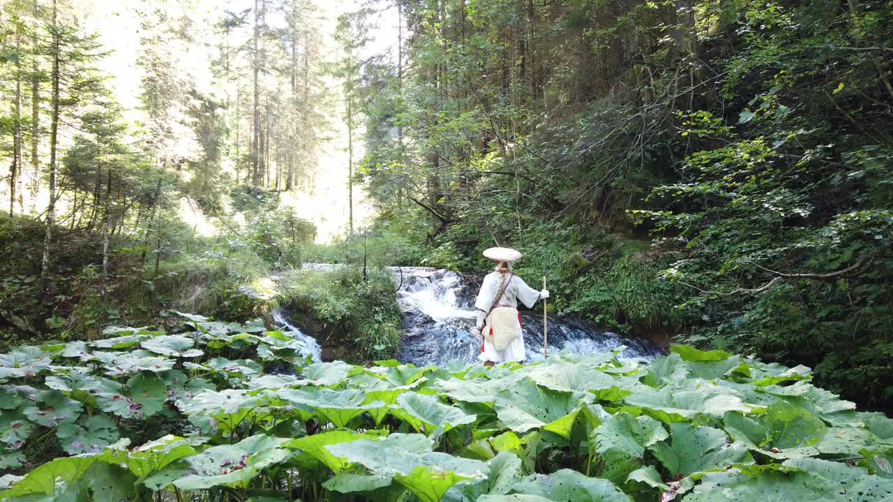 欧洲修根道和尚穿着传统服装在奥地利山区徒步旅行，奥地利，Ötscher视频下载