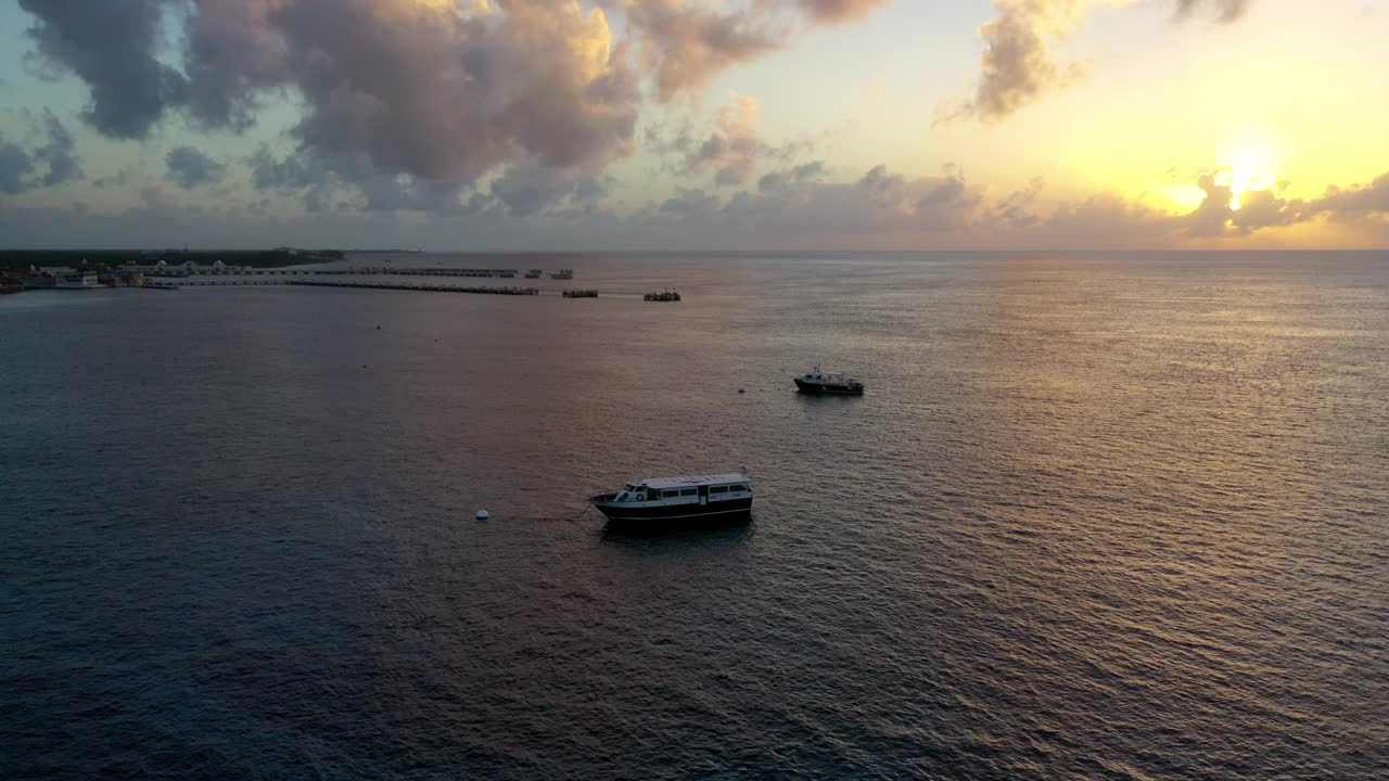 空中平移风景的船在海上的风景在多云的天空在日落-科苏梅尔，墨西哥视频素材