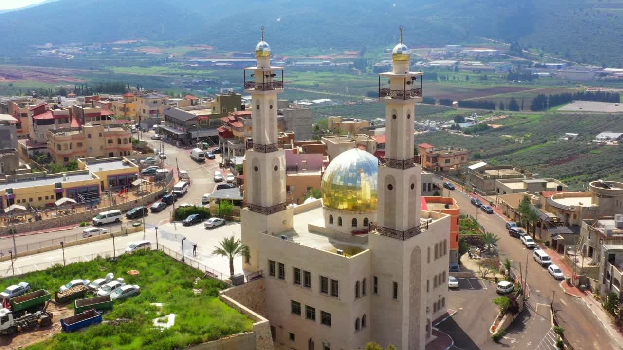 空中向前平移风景清真寺在村庄的景观在阳光日-北部地区，以色列视频素材