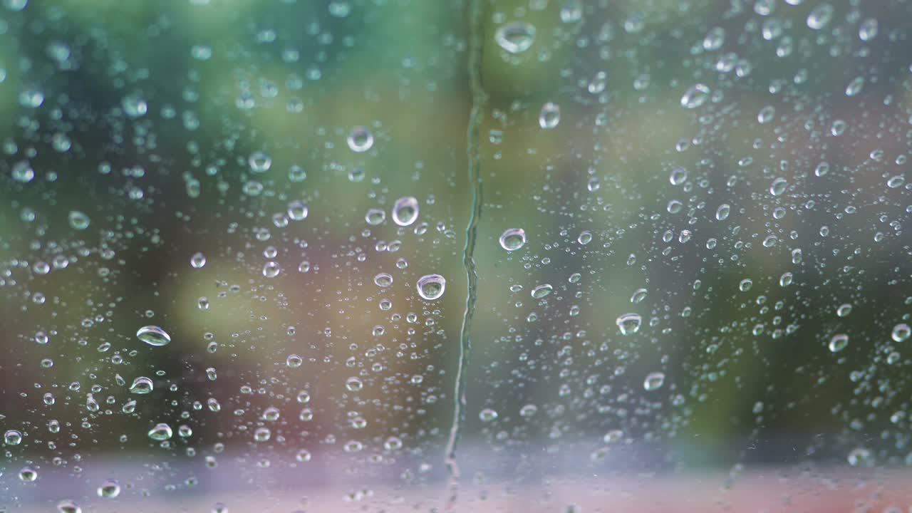 雨天的窗户后面，4k慢镜头60fps视频素材