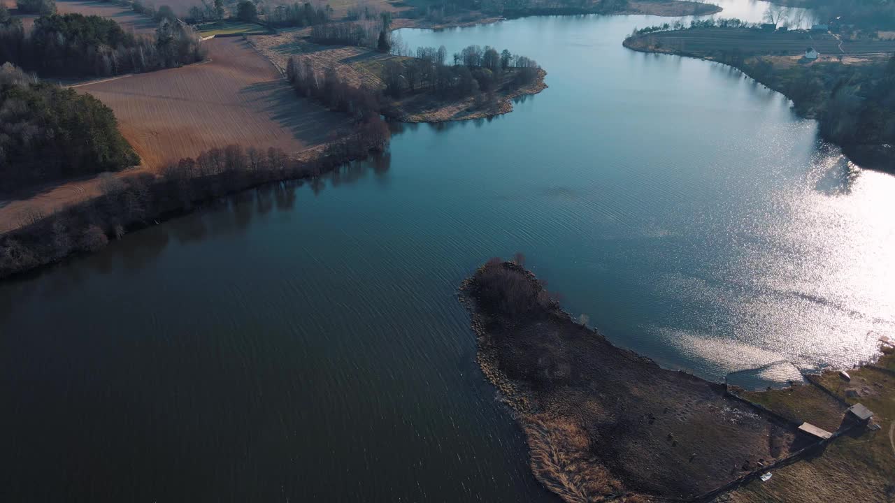 城市公园日落时的河流，水中倒映着云朵视频下载