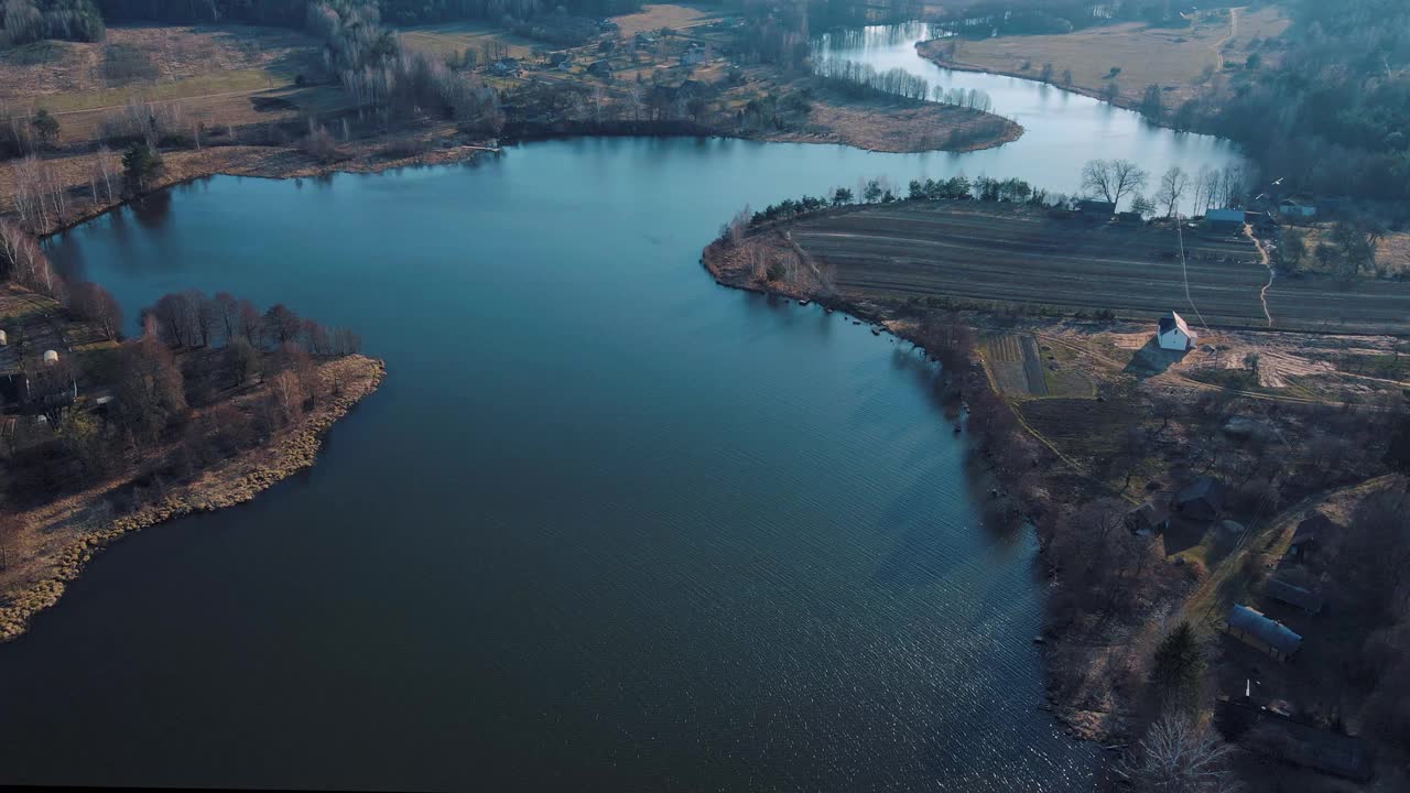 城市公园日落时的河流，水中倒映着云朵视频下载