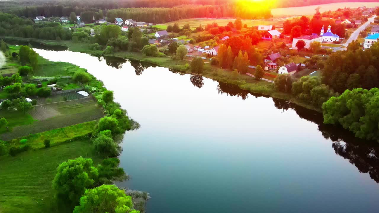 城市公园日落时的河流，水中倒映着云朵视频下载