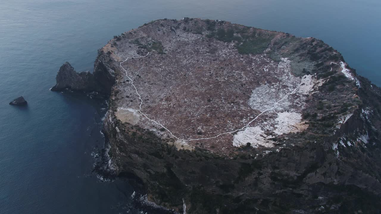 韩国济州岛西归浦市城山郡城山一铁峰凝灰岩锥的雪景视频素材