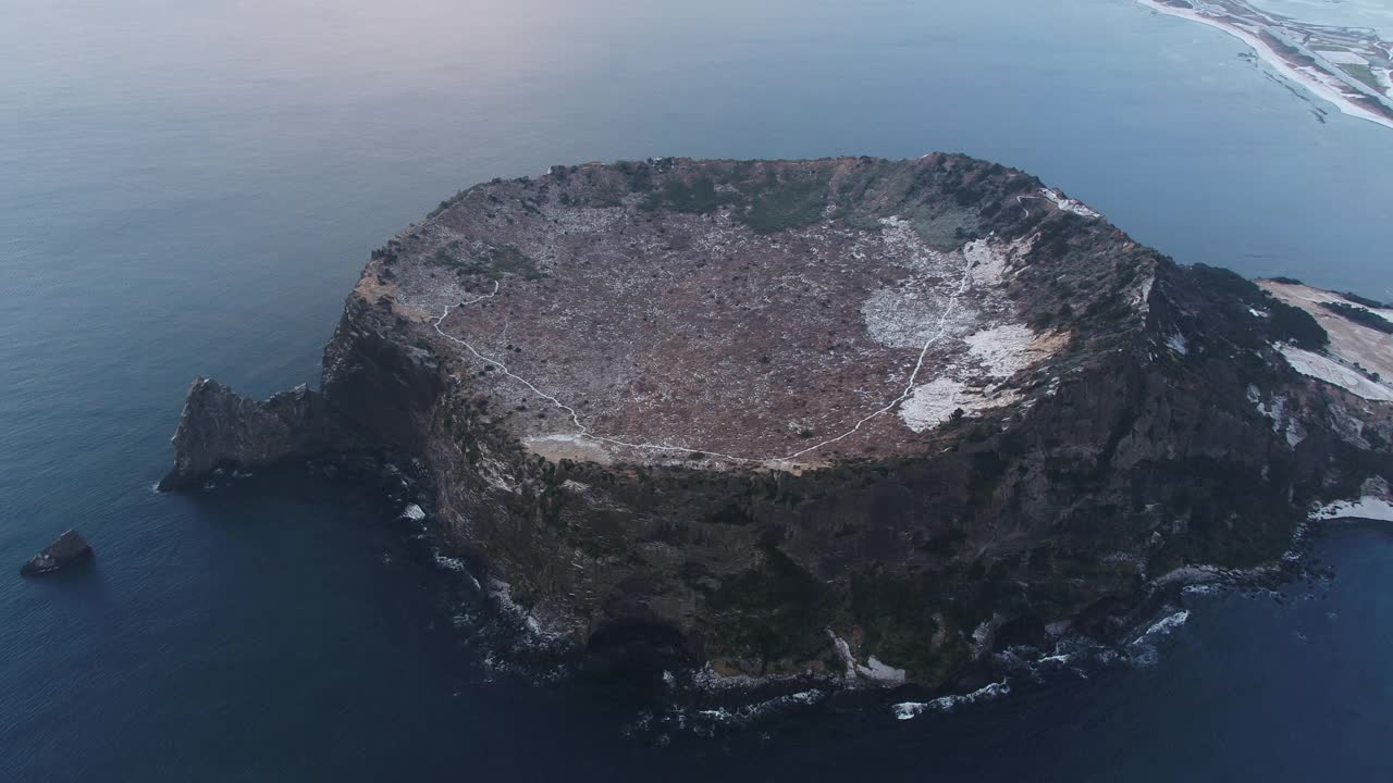 韩国济州岛西归浦市城山郡城山一铁峰凝灰岩锥的雪景视频素材