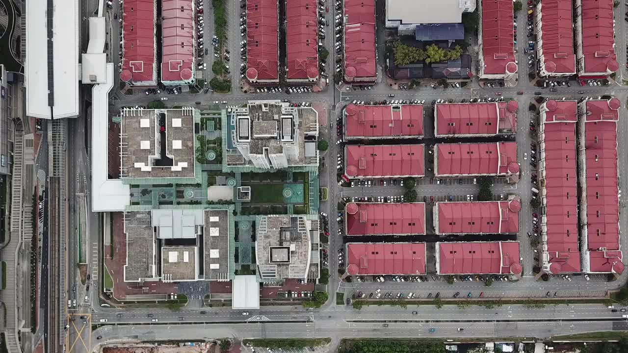 无人机视角直接俯瞰城市住宅建筑、商店和单轨车站视频素材