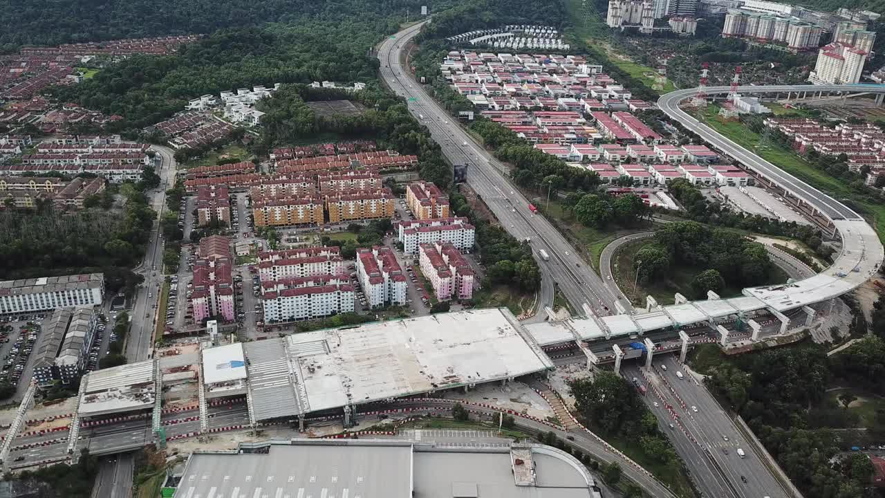 无人机视角直接俯瞰城市，建筑工地、高架道路、桥梁、交叉路口、居民楼和高速公路视频素材