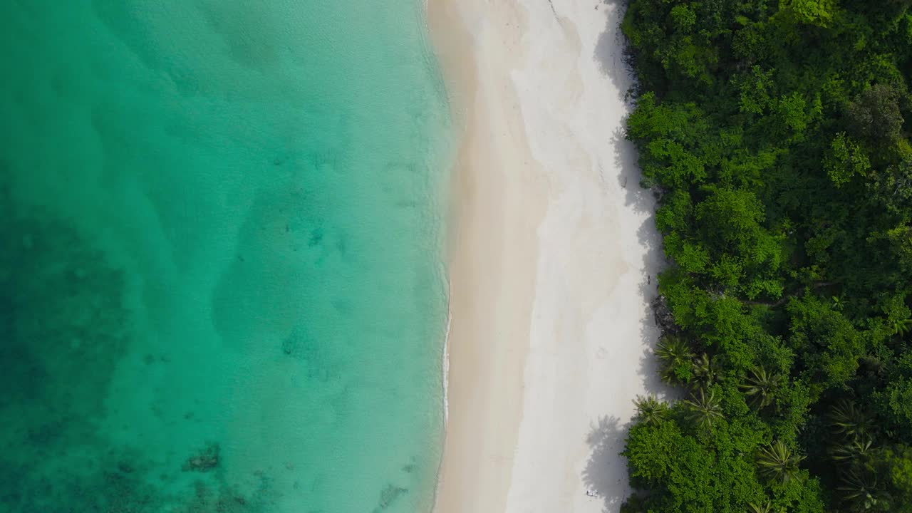 安达曼海海岸自上而下的海滩视频素材