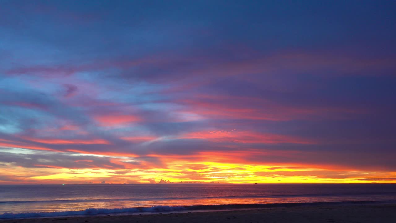 风景、海滩、自然美景和奇观。在一个美丽的日子里，天空是金黄色的，海浪冲刷着美丽柔软的沙滩视频素材