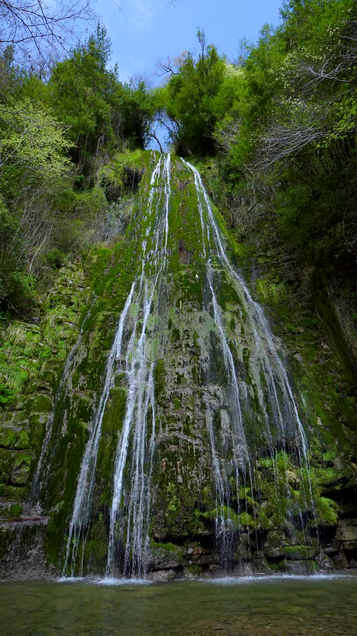 瀑布“El Churron de Borleña”，位于Corvera de Toranzo市Borleña镇。Cantabri、西班牙、欧洲视频素材