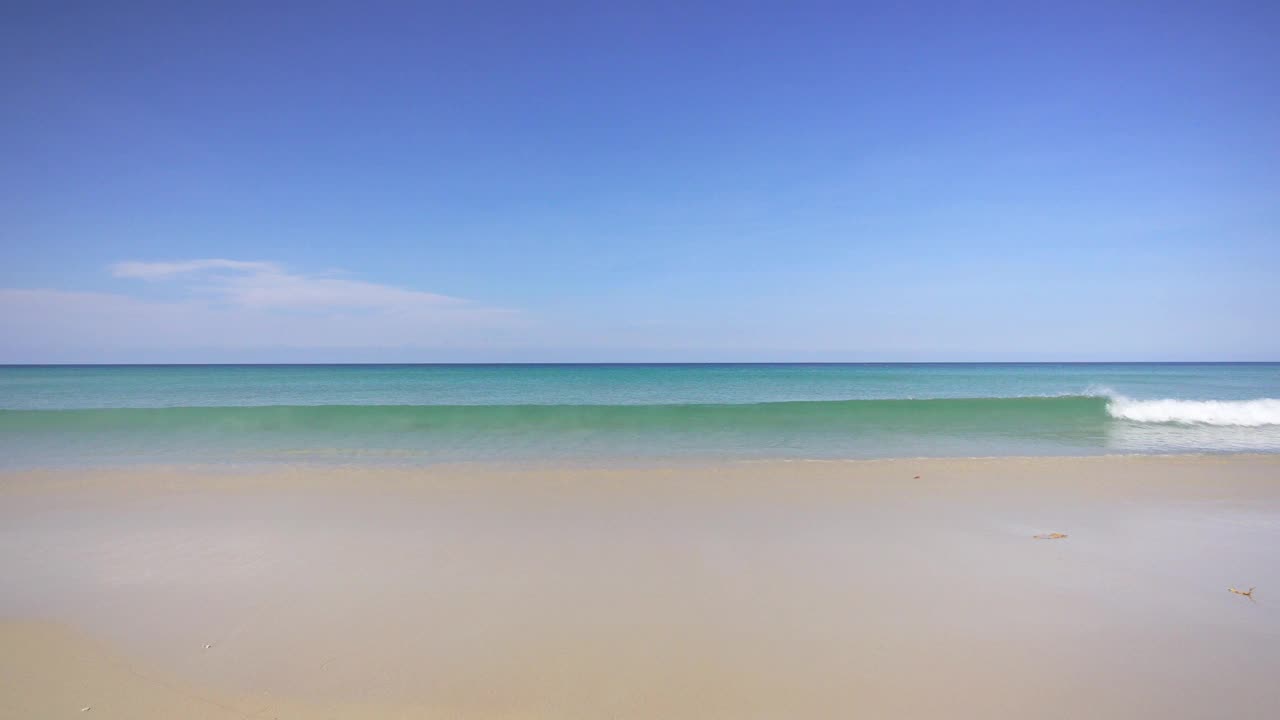 普吉岛海滩海，在夏天的阳光下的海滩海的观点。在卡隆海滩，普吉岛，泰国。4K超高清，视频剪辑。视频素材