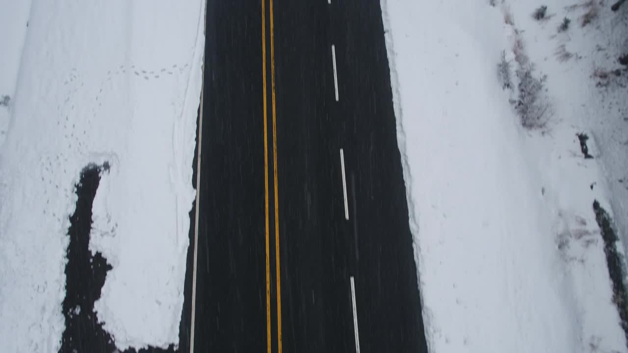 道路的雪景/韩国济州岛视频素材