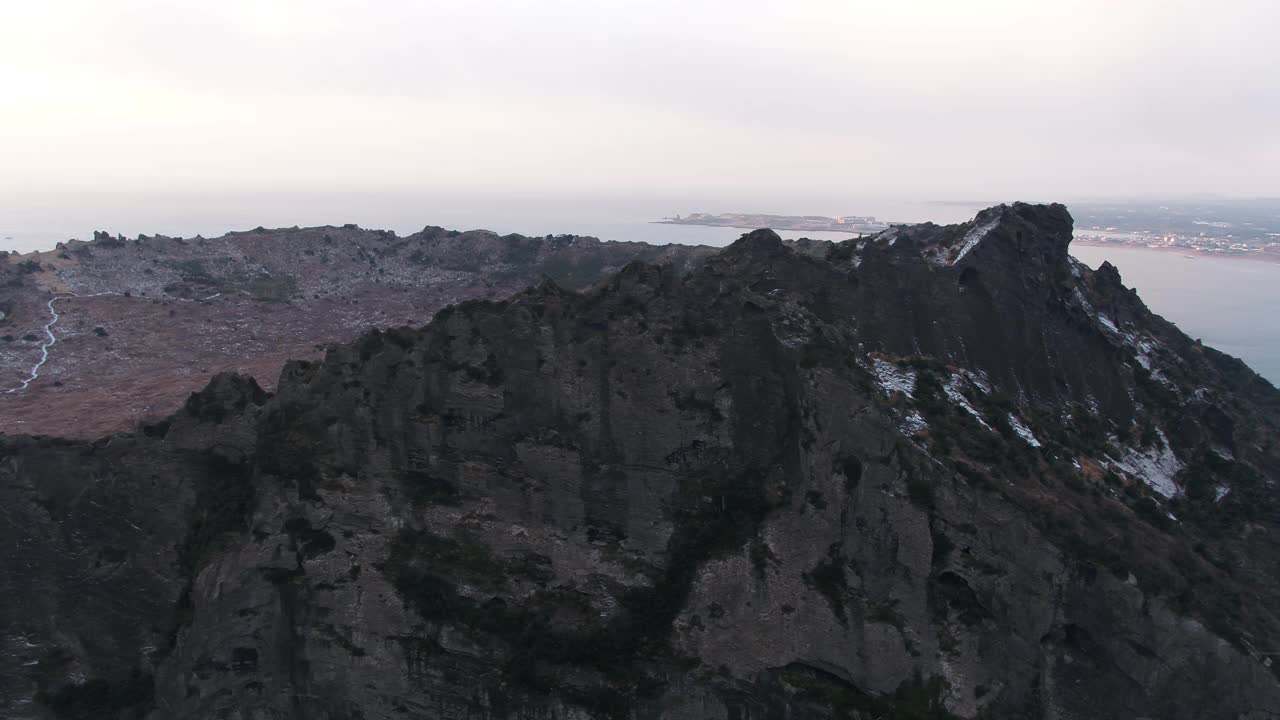 韩国济州岛西归浦市城山郡城山一铁峰凝灰岩锥的雪景视频素材