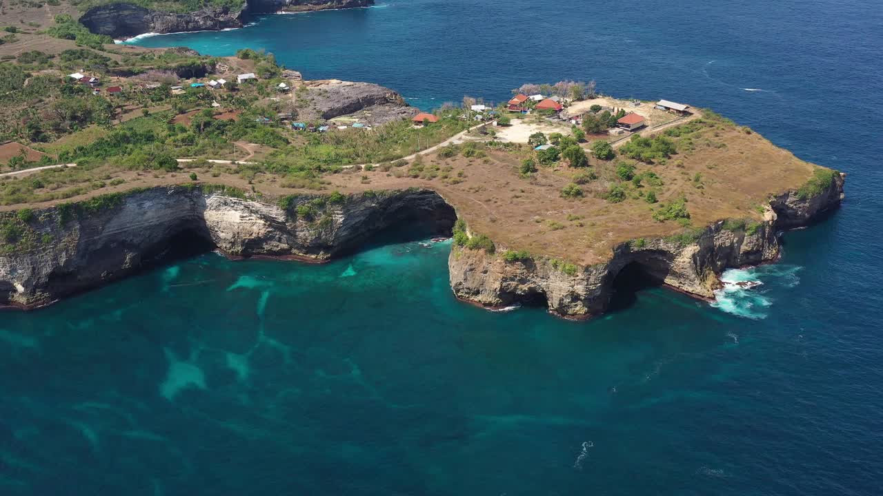 无人机拍摄的巴厘岛努沙佩尼达破碎海滩海岸视频素材