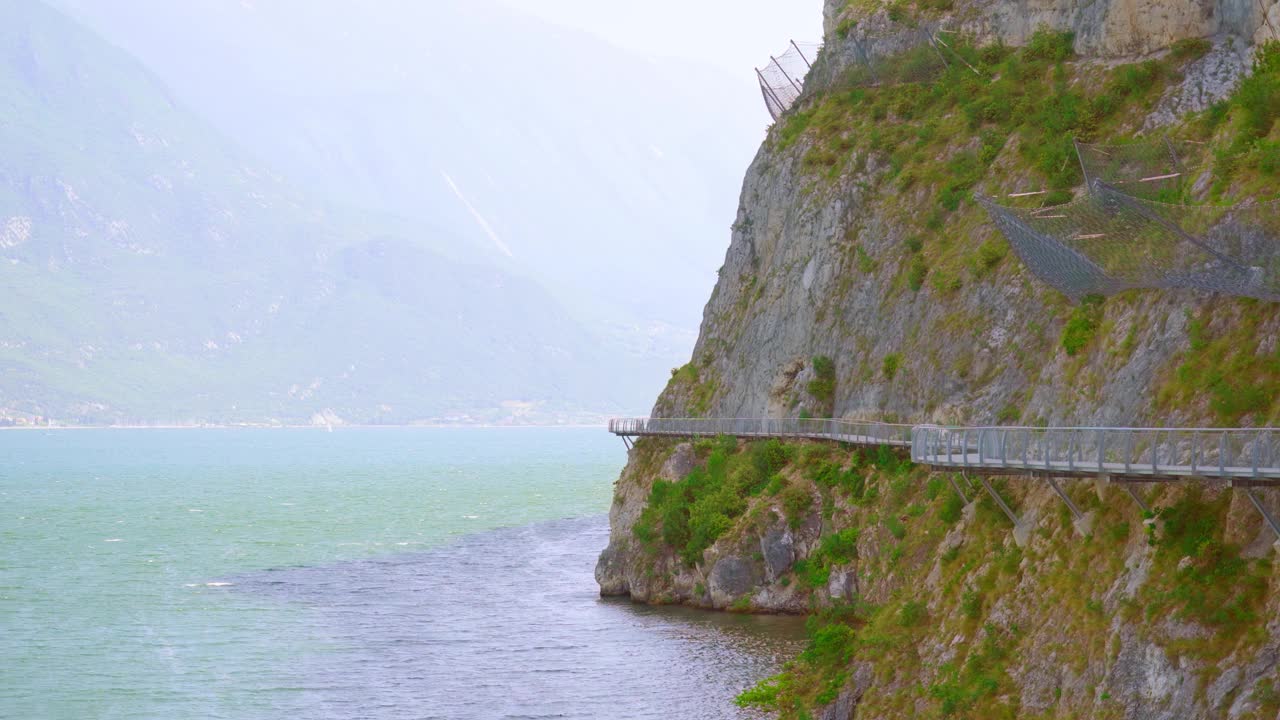 加尔达湖悬在山上的风景优美的步道视频素材