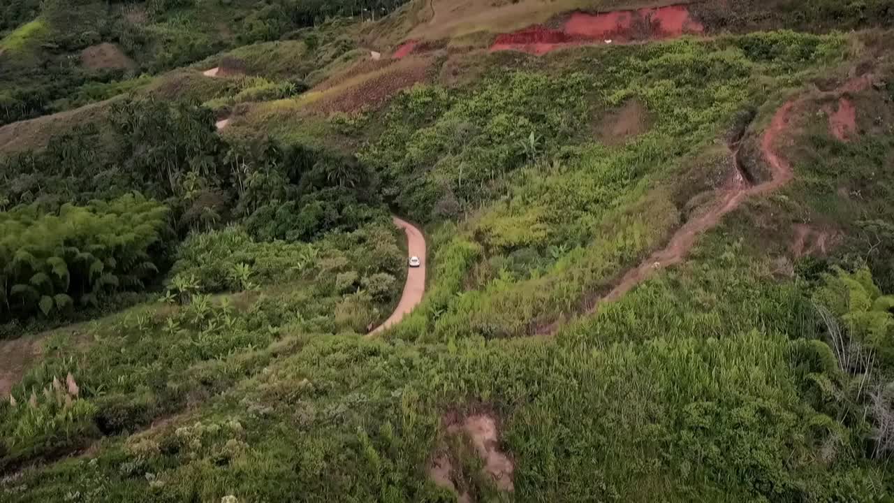 空中跟踪白色汽车，哥伦比亚视频素材