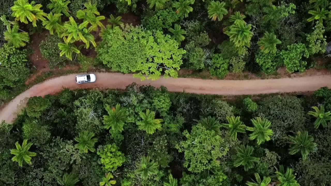 哥伦比亚，在蜿蜒的道路上，天线跟随着汽车视频素材