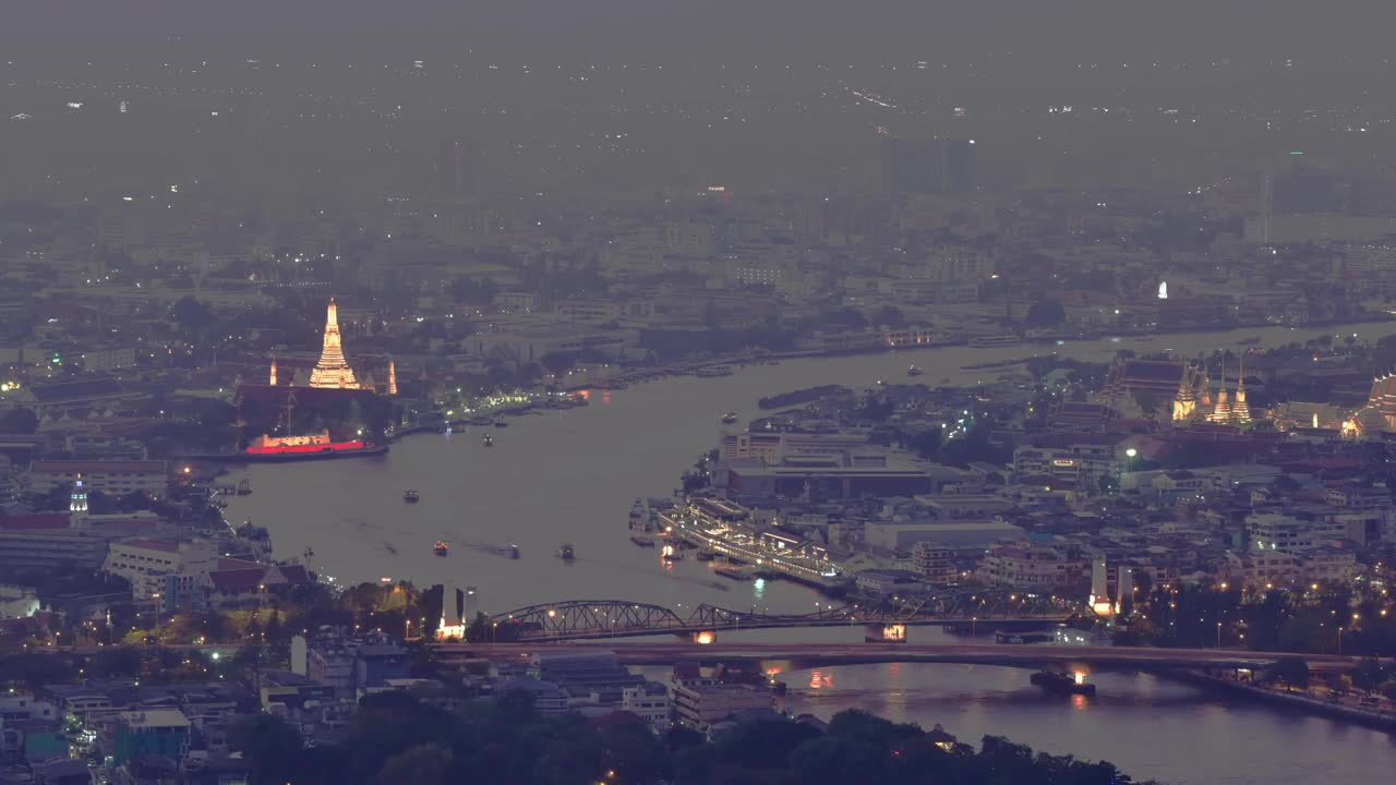 鸟瞰图曼谷的城市景观在晚上观看大皇宫，Wat Arun Ratchawararam Ratchawaramahawihan和湄南河，泰国视频下载