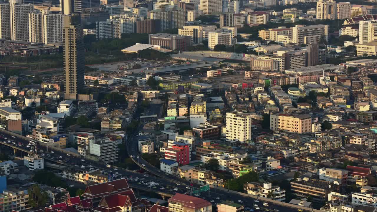 鸟瞰图高速公路立交在城市市中心日落色调，城市景观背景视频下载