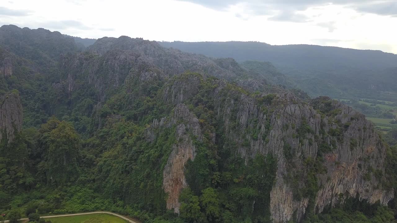 鸟瞰图石灰石山和稻田在Noen Maprang地区，彭世洛，泰国。视频下载