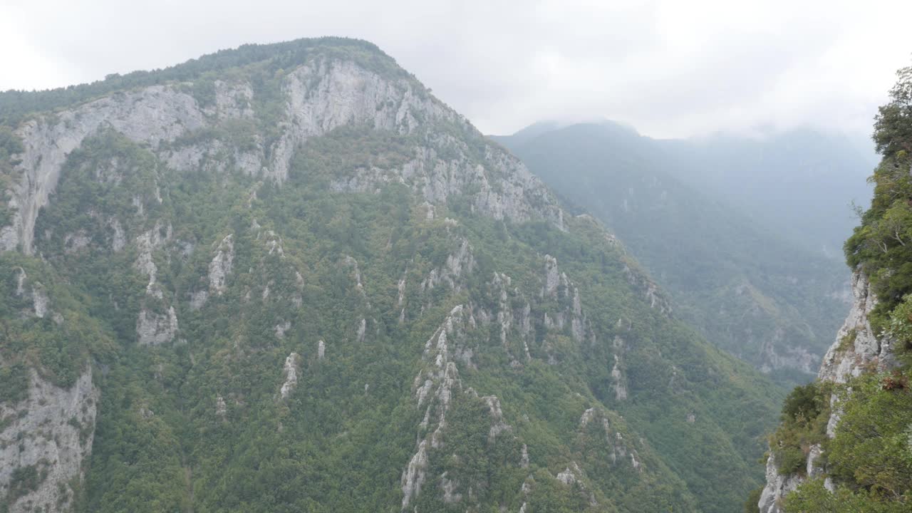 缓慢pan在奥林匹斯山风景与雾的山峰4K视频视频素材