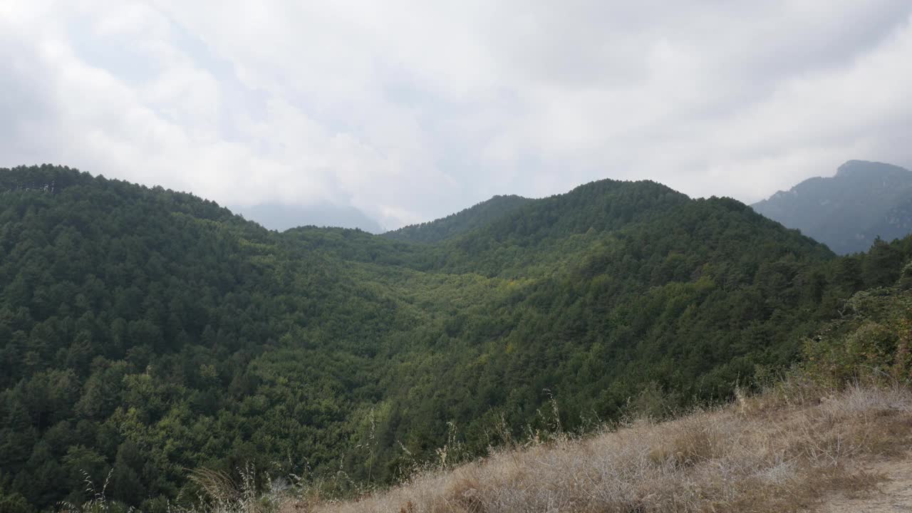 奥林匹斯山风景由初夏早晨4K倾斜视频视频素材