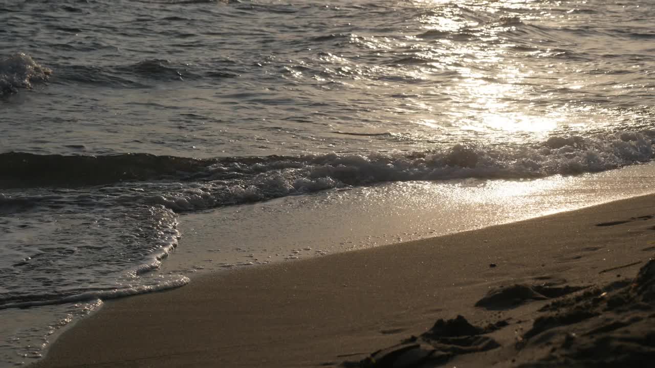 日出的太阳反射在波涛汹涌的海面上视频素材