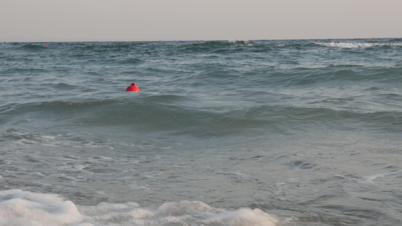 红色浮标在波浪海面上，4K镜头视频素材