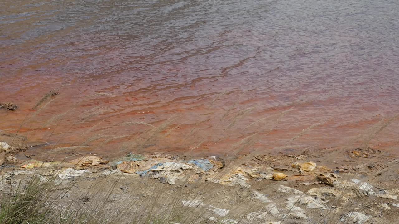 酸性矿井排水池与大量的垃圾海岸慢动作视频视频素材