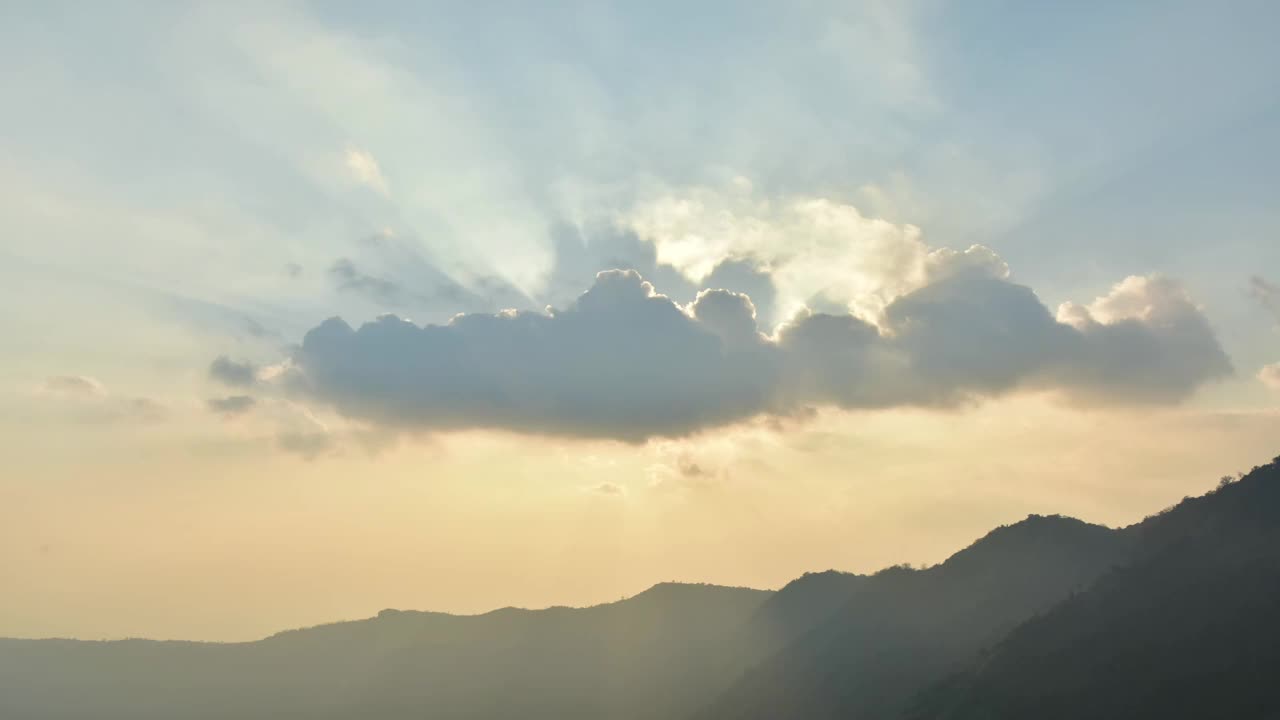 蓝天白云。蓬松蓬松的白云。夏日蔚蓝的天空时光流逝。大自然天气蔚蓝。白云的背景。云时间流逝自然背景视频下载