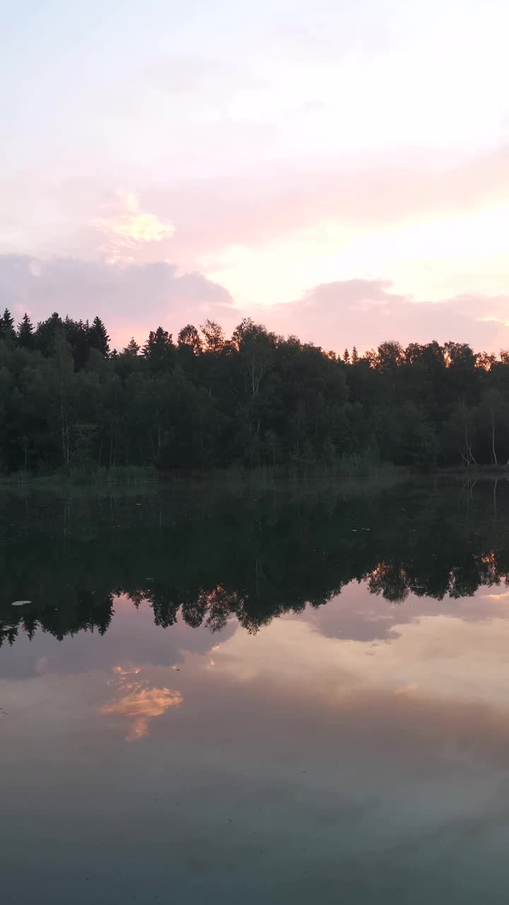 湖上美丽的日落视频素材