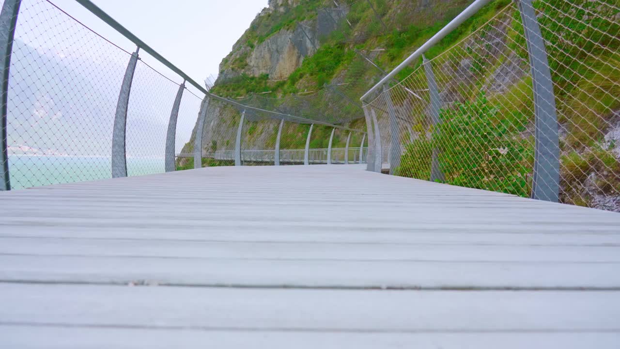 步行街和自行车道，湖景尽收眼底视频素材