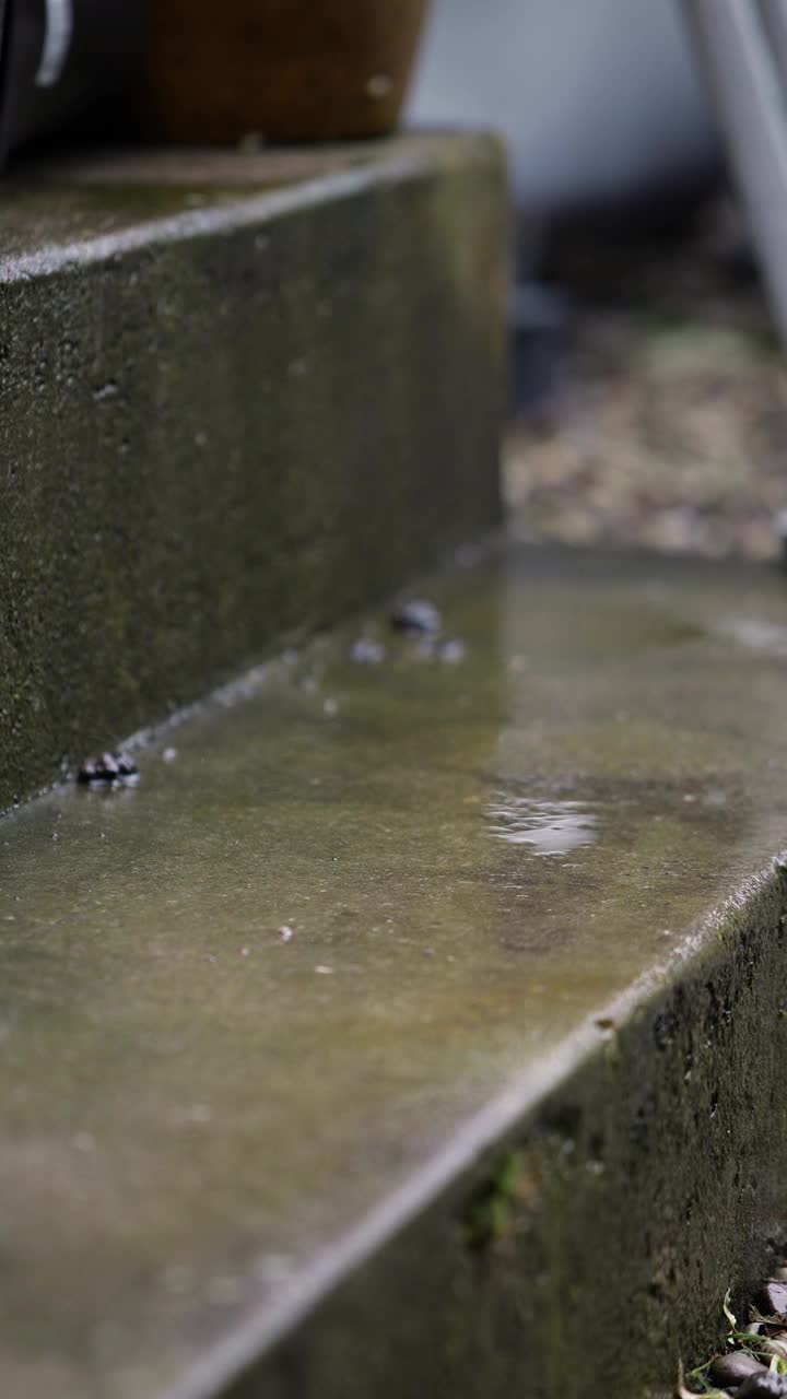 雨点落在楼梯上，雨点落在水泥上，雨点落在后院的石头上视频下载