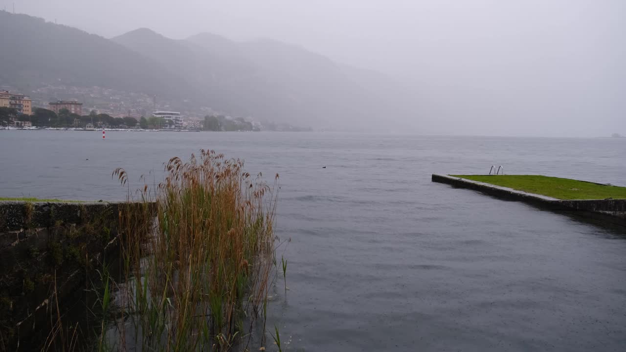 伊塞奥湖上的雨滴视频素材