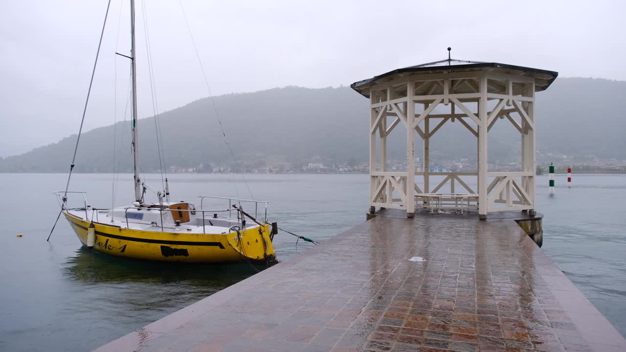 伊塞奥湖上的雨滴视频素材