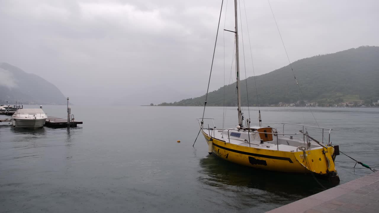 伊塞奥湖上的雨滴视频素材