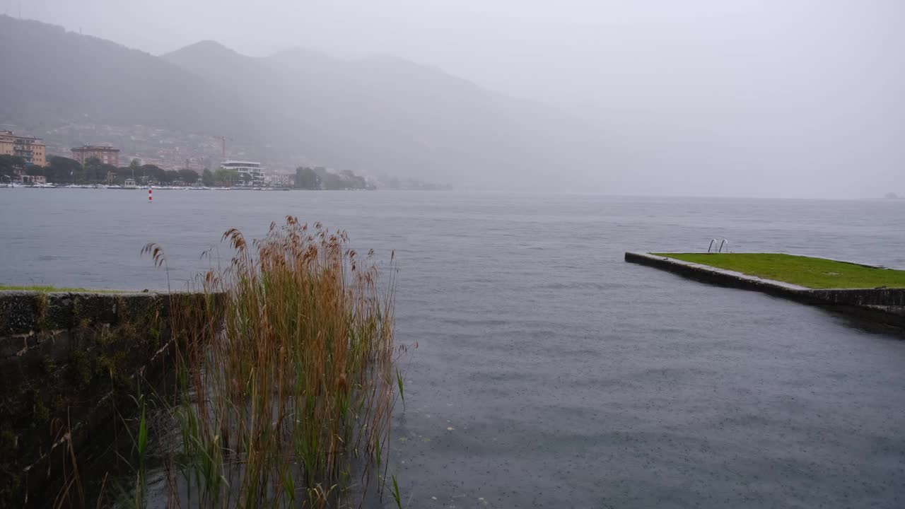 伊塞奥湖上的雨滴视频素材