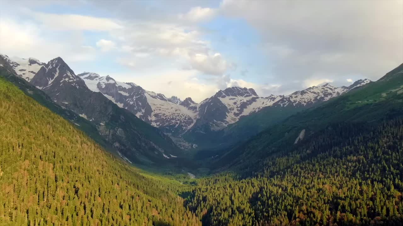 鸟瞰图时间推移云漂浮在山峰。阳光沿着山坡的移动。美丽的山景。在山里旅行视频素材