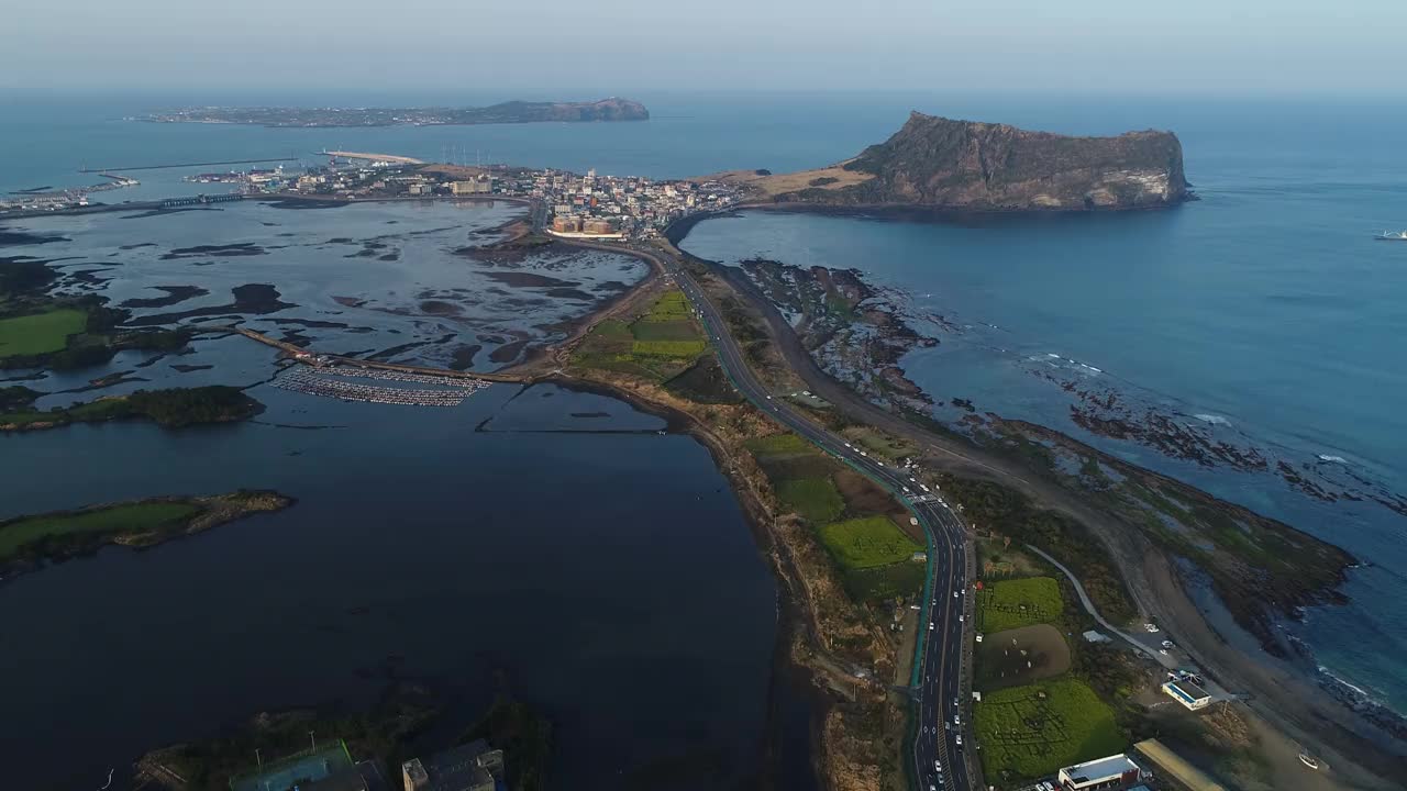 韩国济州岛西归浦市城山郡城山一铁峰凝灰岩锥的风景视频素材