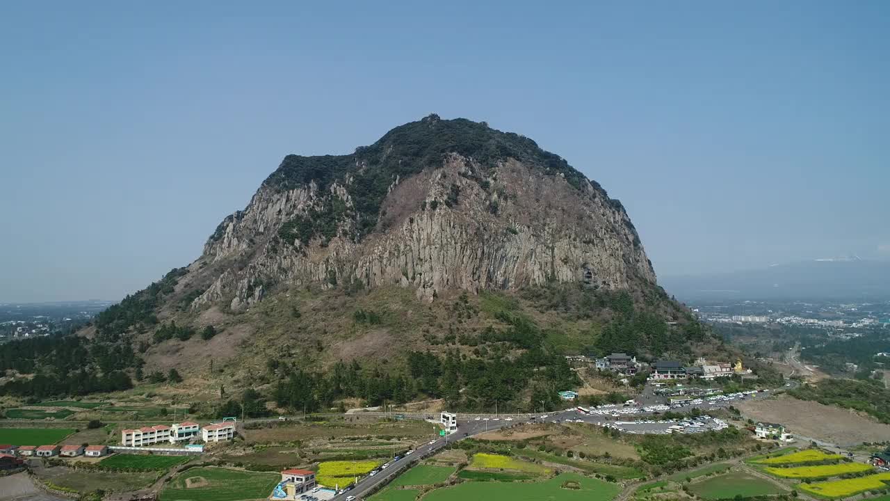 韩国济州岛西归浦市山房山风景视频素材