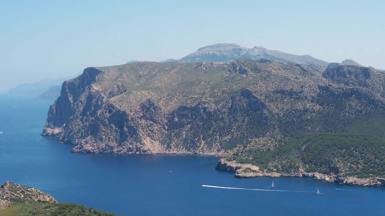 马略卡岛的海岸线全景从萨德拉涅拉山顶视频下载