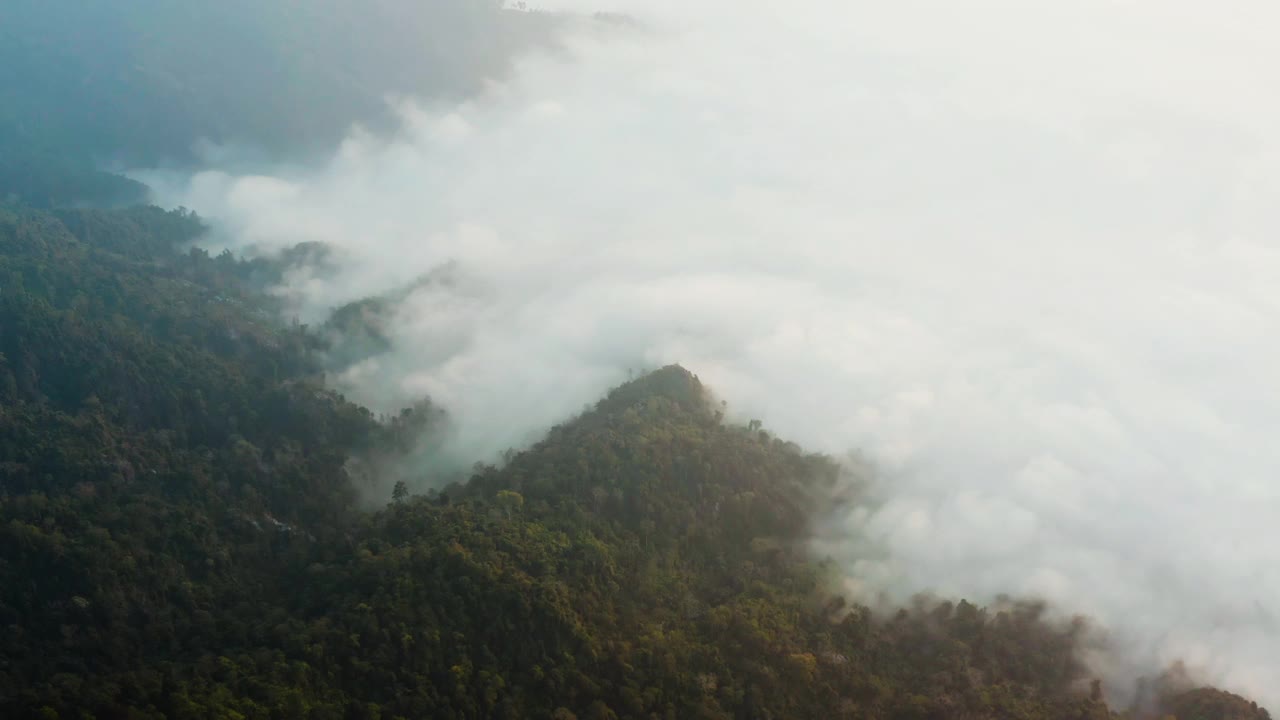 清晨朦胧的山景鸟瞰图视频素材