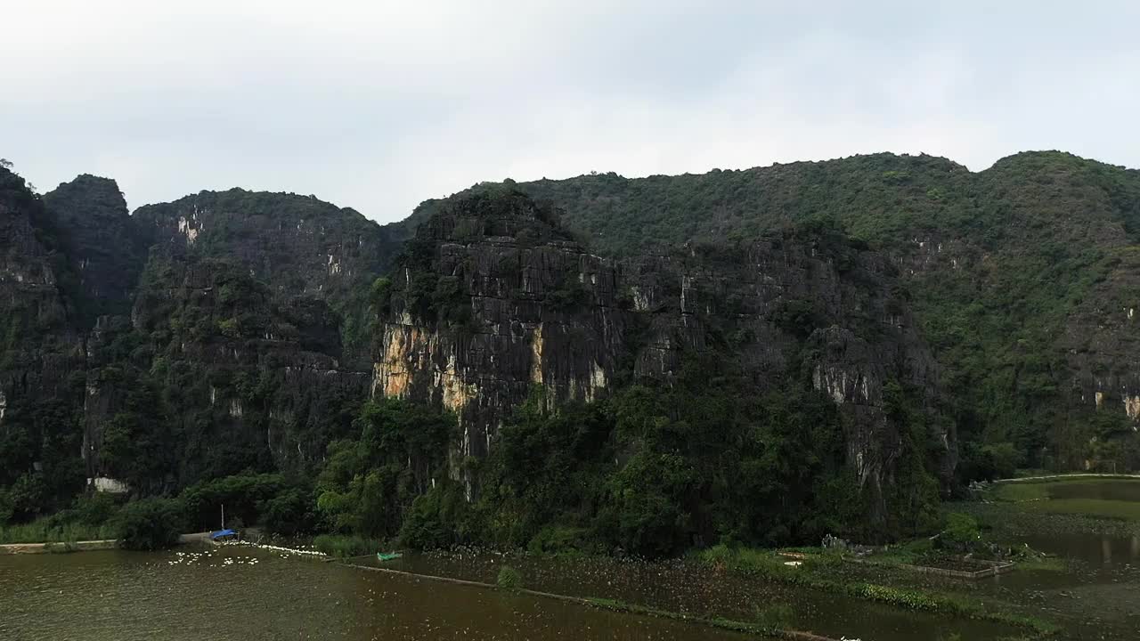 无人机在越南下龙湾宁平地区被洪水淹没的稻田中发现了一个喀斯特石峰。视频素材