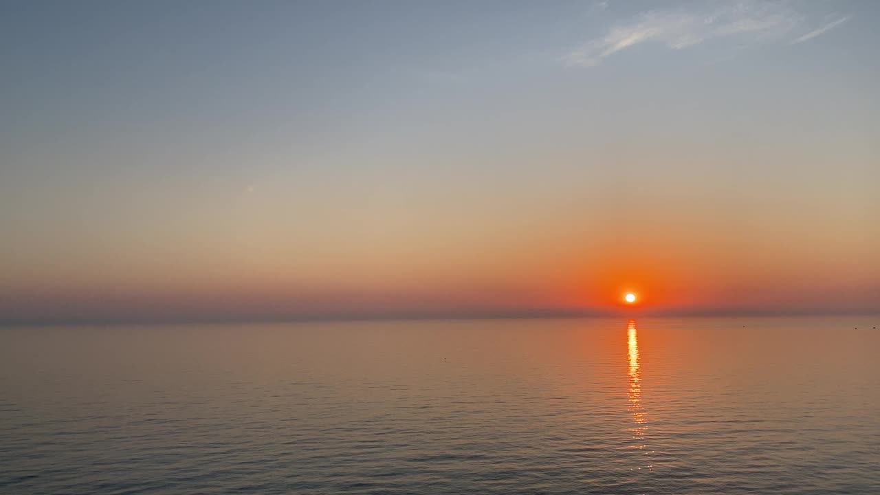 海景与美丽的日落在傍晚的天空。视频素材