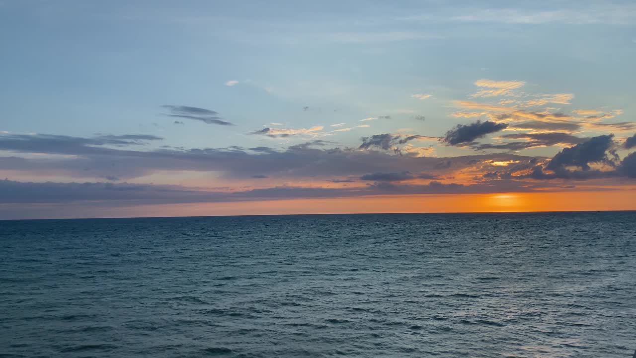 海景与美丽的日落在傍晚的天空。视频素材