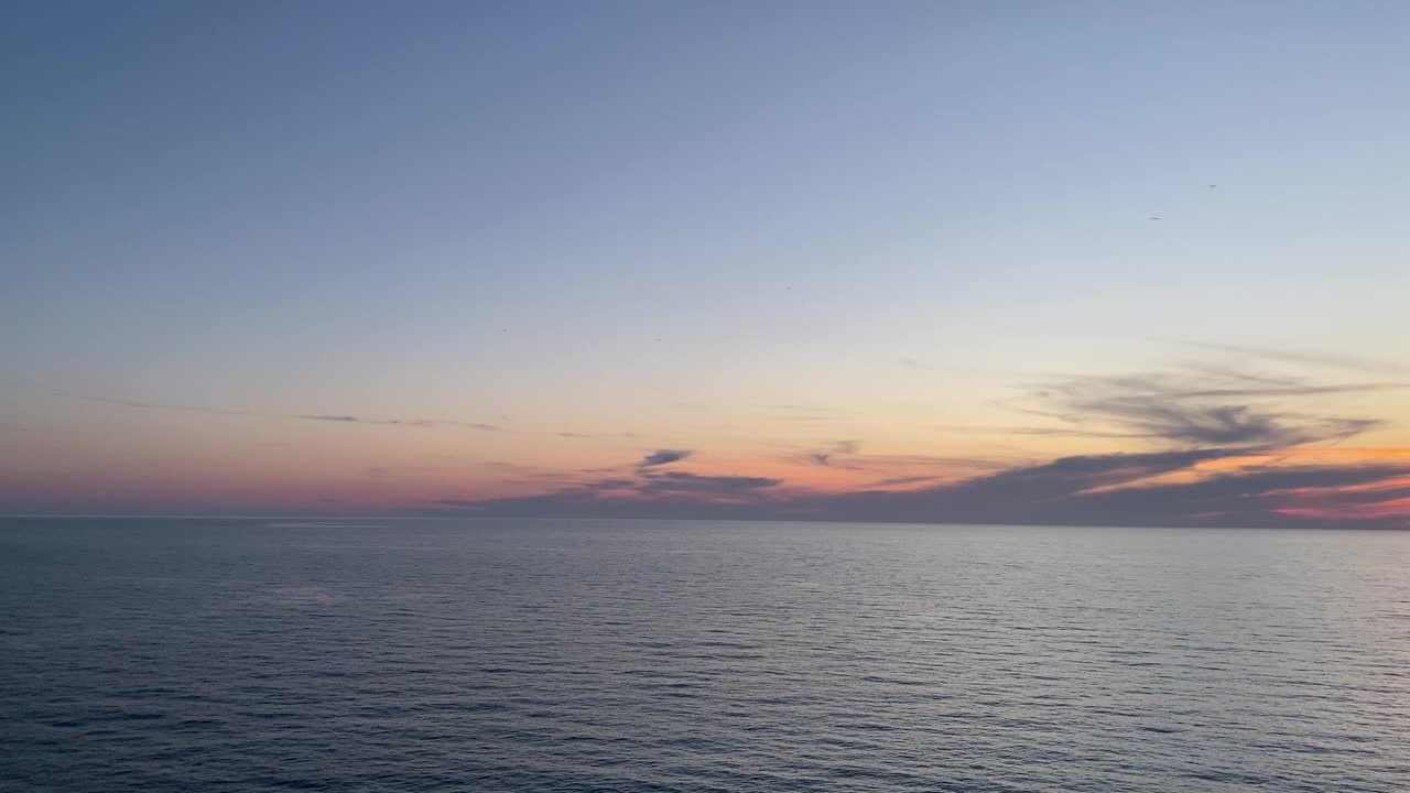 海景与美丽的日落在傍晚的天空。视频素材