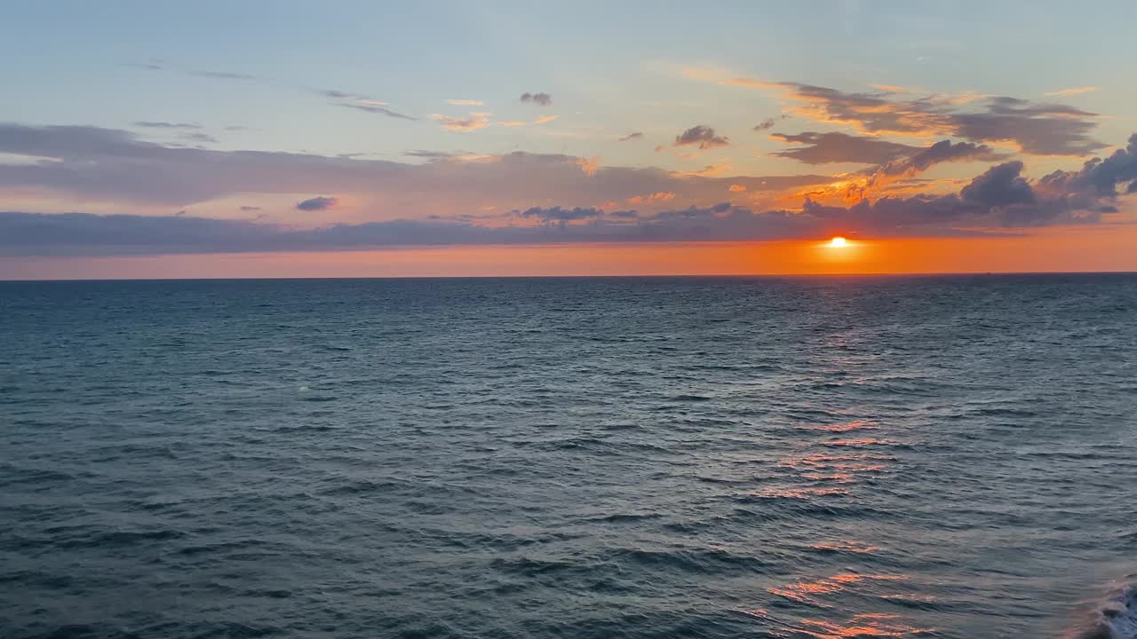 海景与美丽的日落在傍晚的天空。视频素材