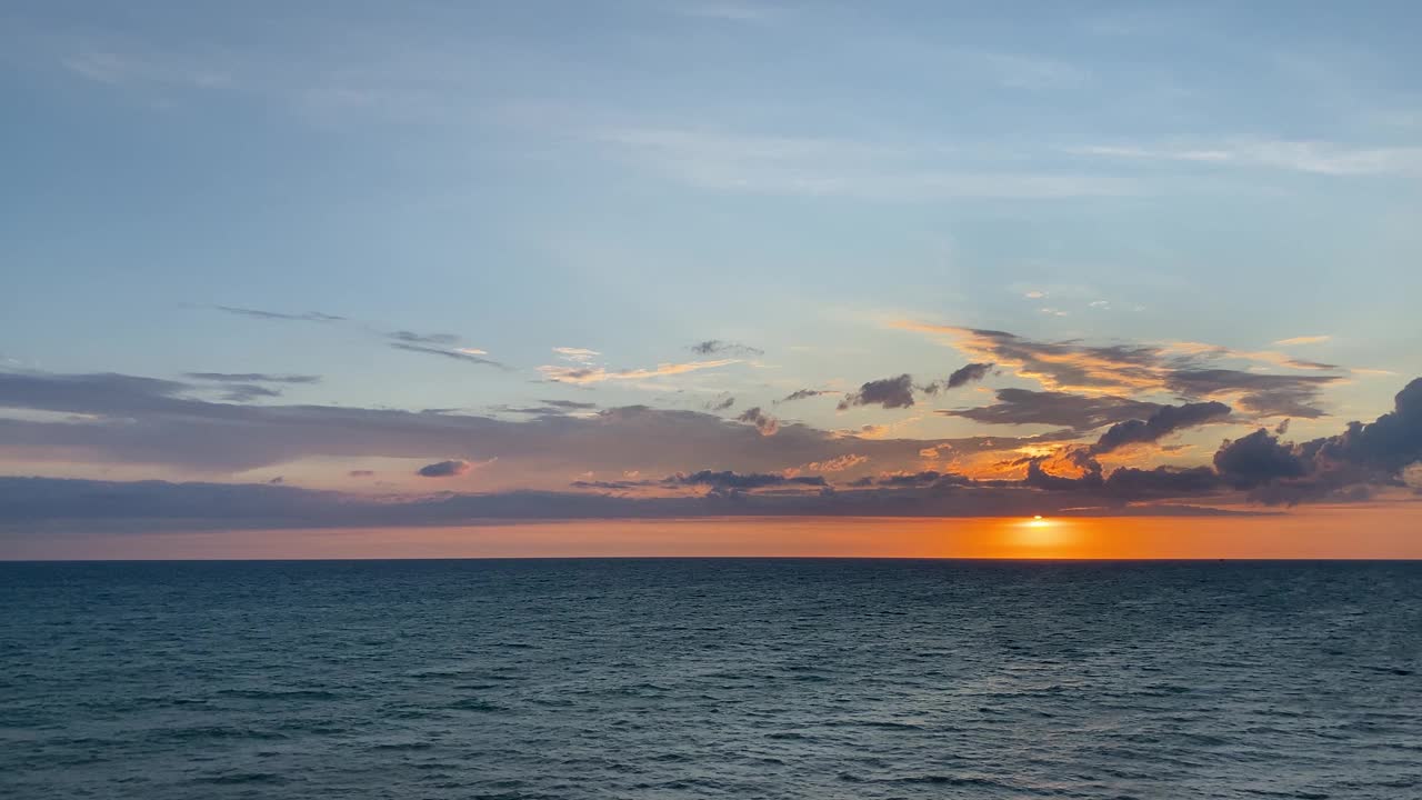 海景与美丽的日落在傍晚的天空。视频素材