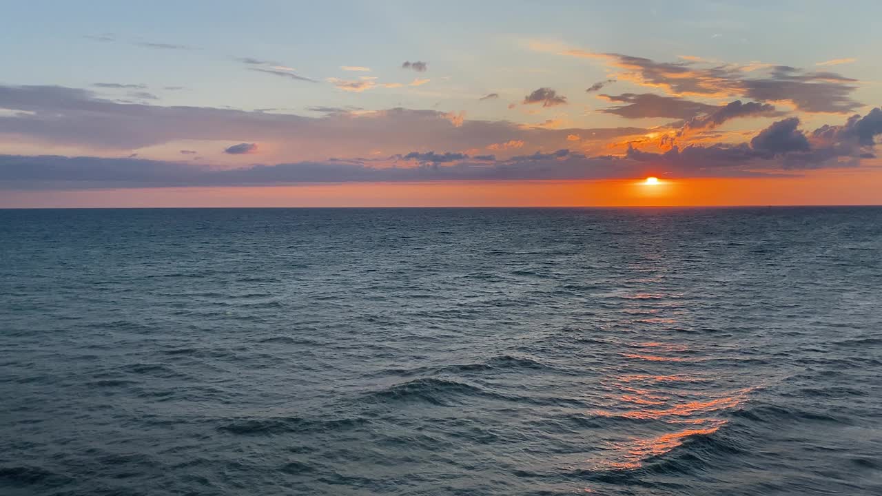 海景与美丽的日落在傍晚的天空。视频素材